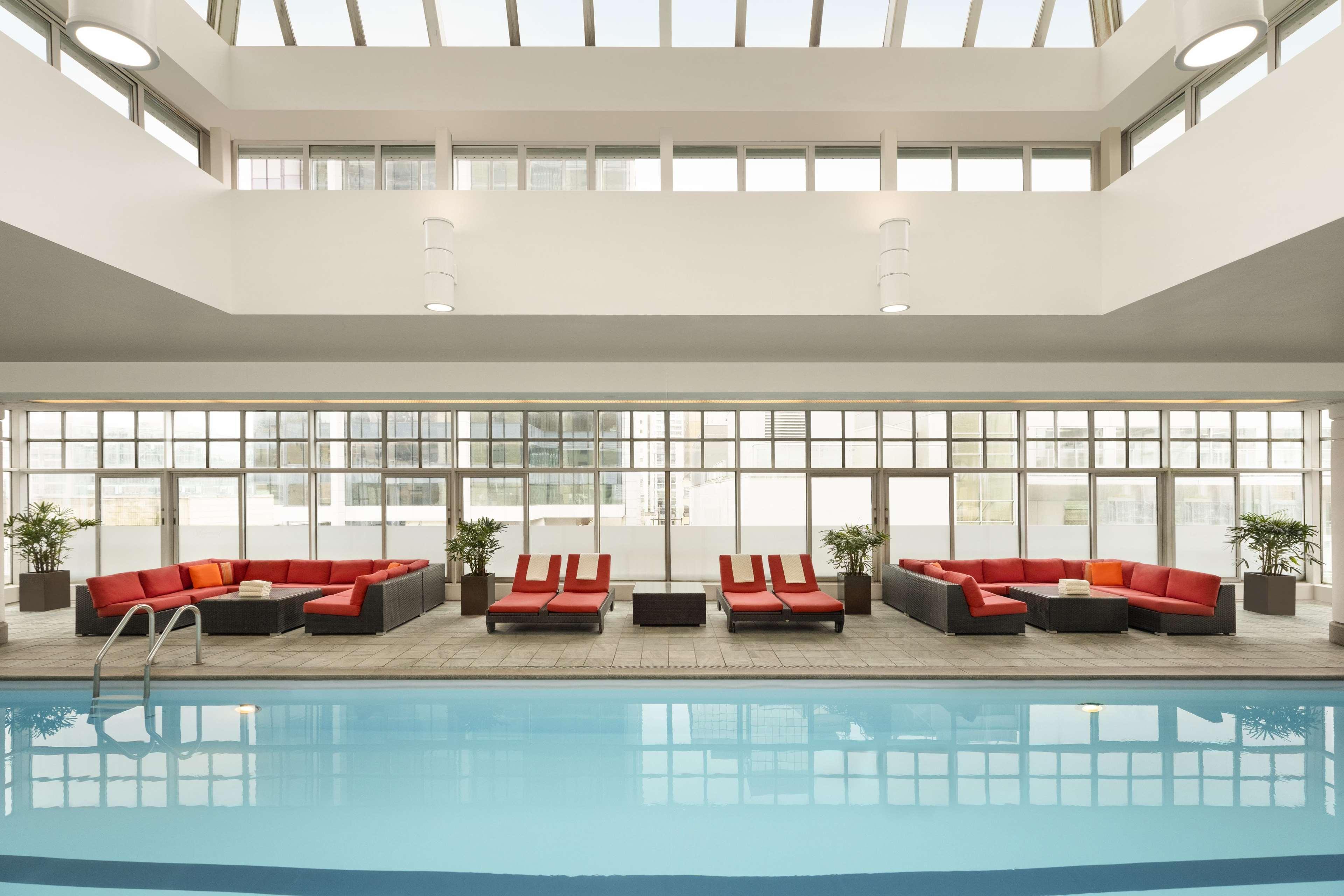 Fairmont Hotel Ванкувер Екстер'єр фото The pool at the hotel